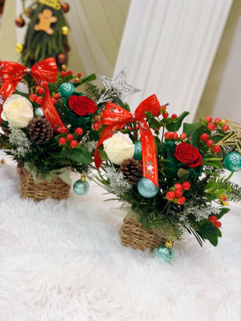Starlight Christmas Arrangement (Fresh flower) - Image 2