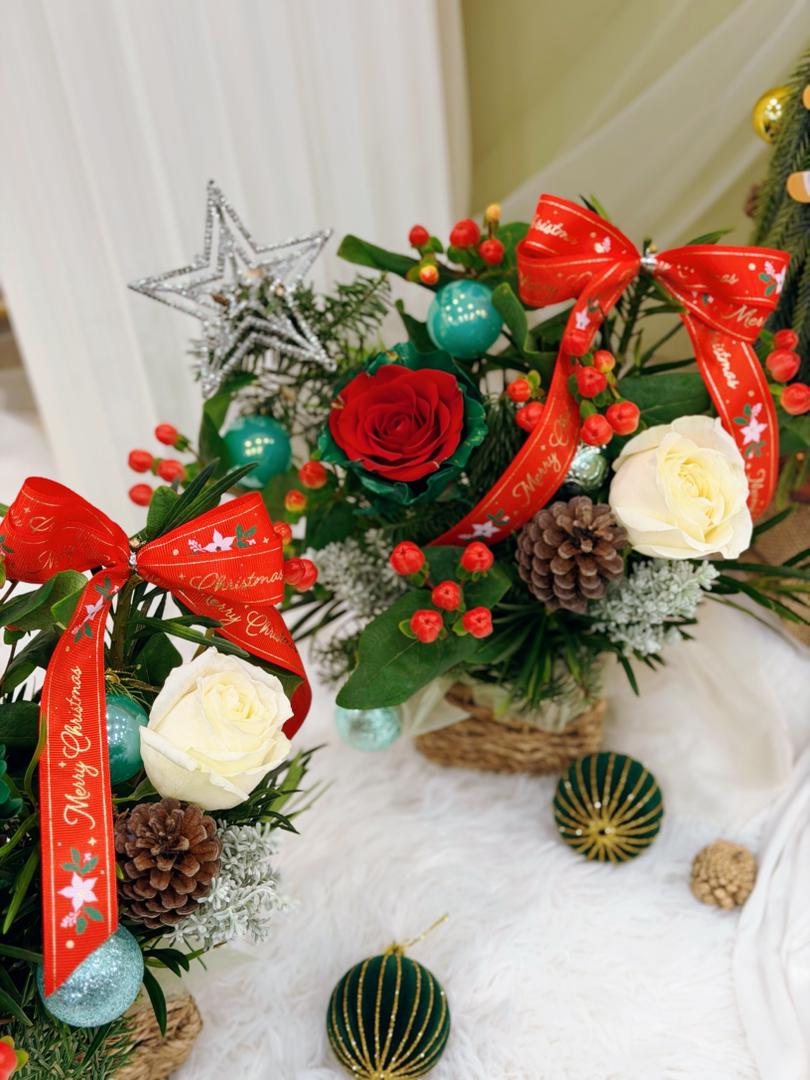 Starlight Christmas Arrangement (Fresh flower) - Image 3